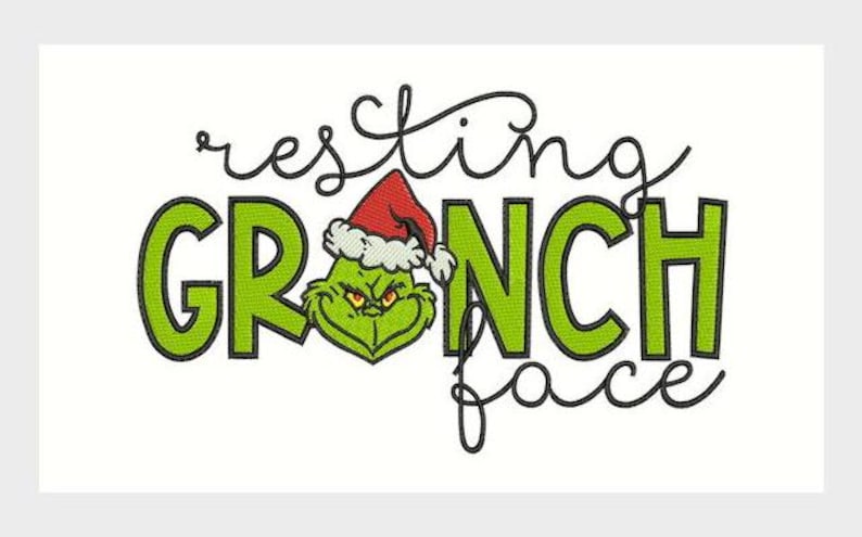 Op de afbeelding: Groen en zwart borduurwerk met de Grinch die een kerstmanmuts draagt met de tekst "resting Grinch face".