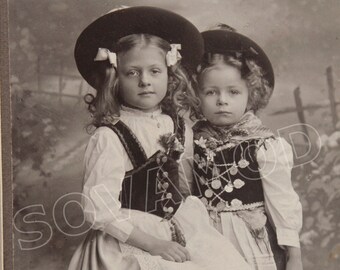 antieke klederdrachtfotografie, CDV studio-opname, kinderen in klederdracht, 1900