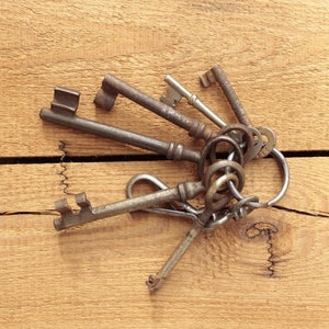 antike Schlüssel, rostige alte Schlüssel, Schlüsselbund, Hochzeitsdekoration, Geschenk, Deko