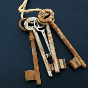 6 alte Schlüssel, rostiger Schlüsselbund, antike Schlüssel, Konvolut