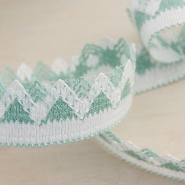 Vintage bristle in zigzag pattern, zigzags, hippie, boho, border, 30 mm, white, green, mint green/ peach, 80s