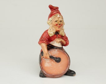 figura de cerámica antigua de Hertwig & Endert, enano con tambor grande hacia 1920, Turingia / Dörnfeld, gnomo de jardín, orquesta