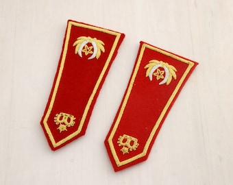 Shoulder flaps hand embroidered, red, gold embroidery, metal embroidery, uniform effects, uniform, costume, epaulettes, shoulder pieces, laurel wreath
