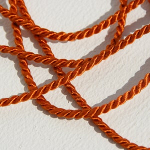 oranje smal koord 2 mm, bruine kern, koord gedraaid, decoratief koord, baksteenkleuren, glanskoord fijn, meterware
