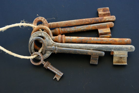 Lot alte Schlüssel und zwischen Schloss