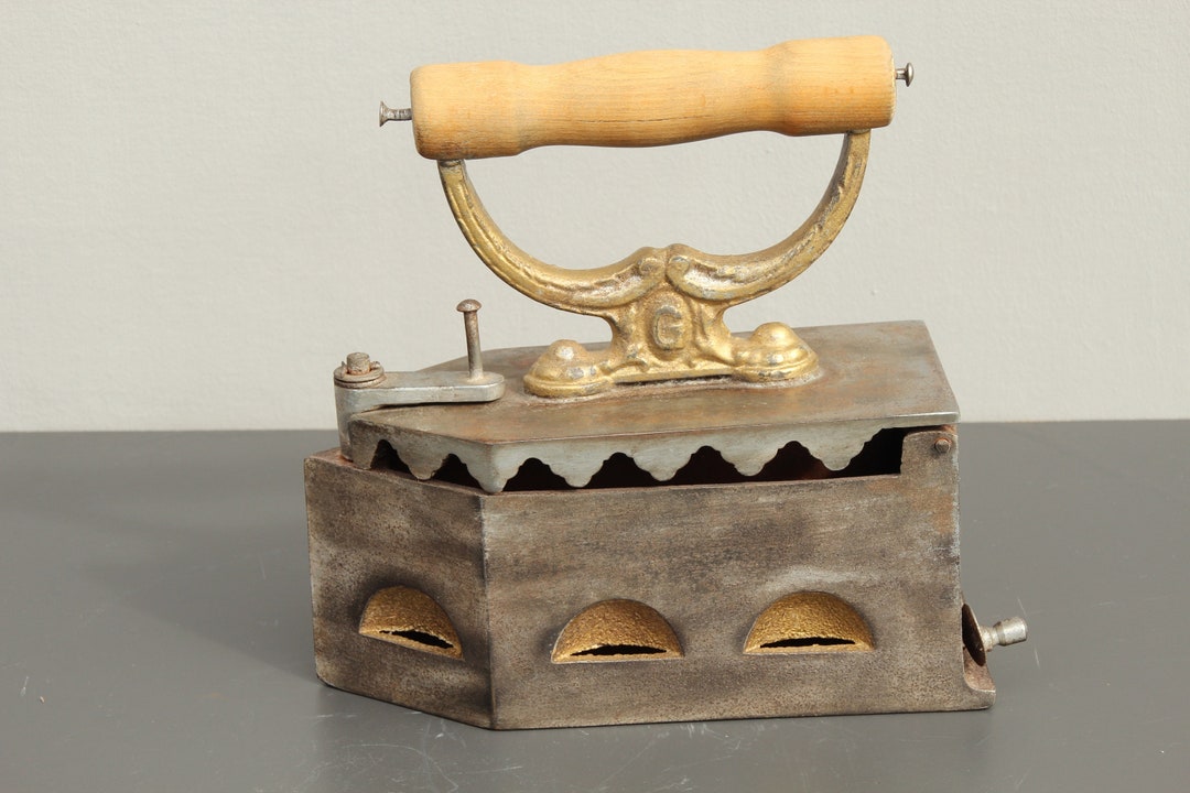 限定特価　レア物珍品鉄製の練炭製成古道具オブジェ　インテリア　コレクション レア物珍品鉄製の練炭製成古道具オブジェインテリアコレクション