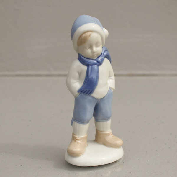 Porzellanfigur Junge, Bub in Winterkleidung, Wagner & Apel, GDR, DDR Porzellan Figur