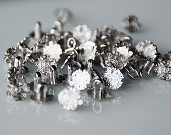 lot mélangé de très petits boutons avec armoiries, 25 pièces, argent, boutons décoratifs, accessoires de couture, costumes, royal, décoration, oeillets, boucles