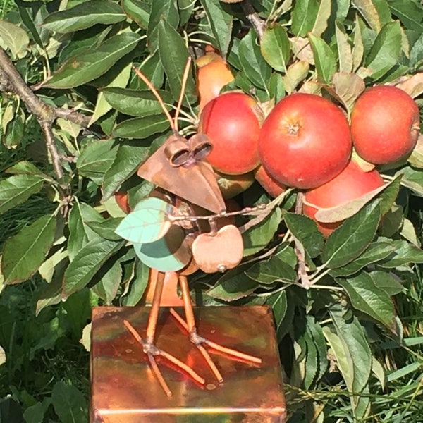 Kupfer Vogel, Altländer Pieper mit Apfel, Gartenfigur, Patina Kupfer