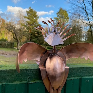 Gootfiguur grappige vogel gemaakt van koper