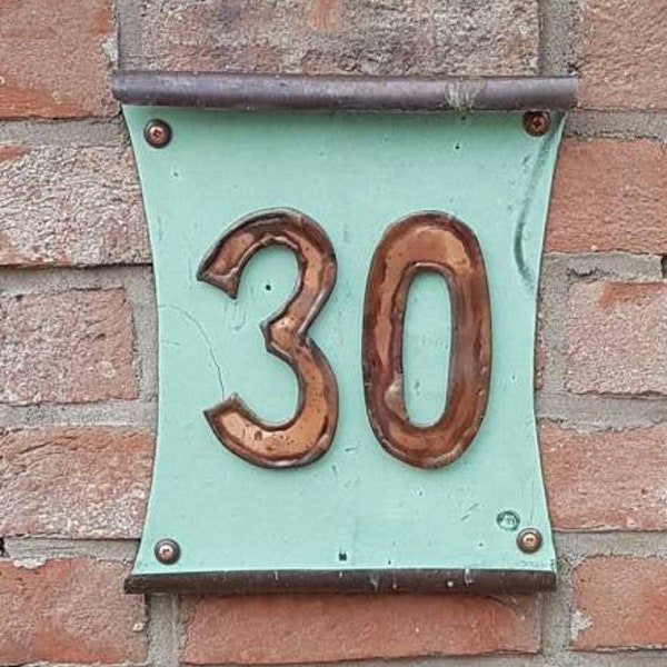 Hausnummer "Schriftrolle“ aus Kupfer und Patina- Kupfer vom Alten Hamburger Elbtunnel, House number