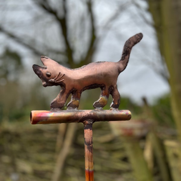 Katzenkind auf Stab, Gartenstecker aus Kupfer