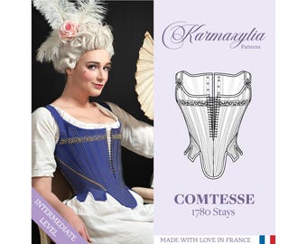 Könnte beinhalten: Eine Frau trägt ein blaues Korsett mit goldenen Verzierungen, eine weiße Perücke mit Federn und einer rosa Rose sowie eine weiße Bluse. Das Bild enthält den Text "Karmaylia Patterns" und "COMTESSE 1780 Stays".