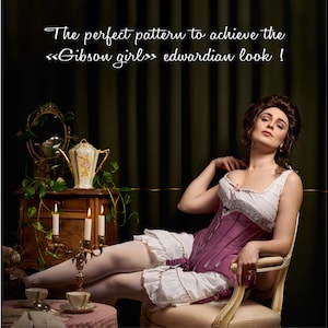 Pode incluir: Uma mulher vestindo um corpete roxo e uma saia branca est&aacute; sentada em uma cadeira. Ela tem um visual vintage e est&aacute; posando para uma foto. O texto "The perfect pattern to achieve the "Gibson girl" Edwardian look!" est&aacute; escrito acima dela.