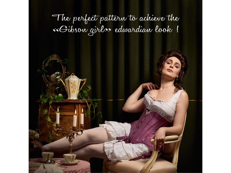 Pode incluir: Uma mulher vestindo um corpete roxo e uma saia branca est&aacute; sentada em uma cadeira. Ela tem um visual vintage e est&aacute; posando para uma foto. O texto "The perfect pattern to achieve the "Gibson girl" Edwardian look!" est&aacute; escrito acima dela.