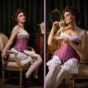 Pode incluir: Uma mulher vestindo um corpete roxo com detalhes em renda branca e uma saia branca com detalhes em renda. Ela est&aacute; sentada em uma cadeira e segurando uma x&iacute;cara de ch&aacute;.
