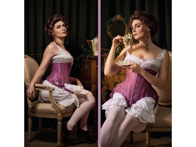 Pode incluir: Uma mulher vestindo um corpete roxo com detalhes em renda branca e uma saia branca com detalhes em renda. Ela est&aacute; sentada em uma cadeira e segurando uma x&iacute;cara de ch&aacute;.