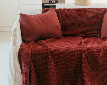 Coperta in lino a nido d'ape color terracotta. Copridivano rosso. Copriletto in lino a nido d'ape.