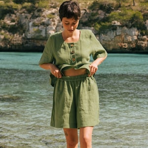 Pantaloncini di lino BETTY. Abbigliamento in lino per donna. Pantaloncini larghi in lino