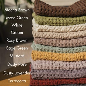 Op de afbeelding: Een stapel wafeldoeken in verschillende kleuren, waaronder mokkabruin, mosgroen, wit, cr&egrave;me, roosbruin, saliegroen, mosterd, stoffig roze, stoffig lavendel, terracotta en antraciet.