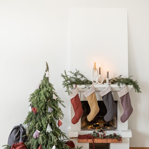 Kerstkousen van linnen. Zero waste. Decoratie in landelijke stijl. Kerstcadeau