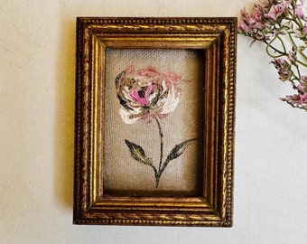 Olieverfschilderij Tiny Rose: sfeervolle bloemkunst in sierlijke gouden lijst
