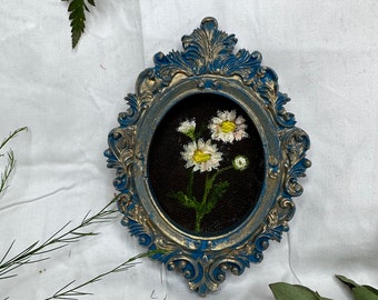 Olieverfschilderij Tiny Daisy: vintage barokke lijst, humeurige bloemenkunst