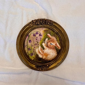 Miniatura de conejito vintage con marco dorado redondo, diseño antiguo pequeño, conejito de granja, conejito dormido, arte de pared campestre.