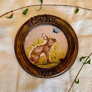 Pequeña pintura al óleo / Pintura vintage de conejito / Marco de cinta redonda / Pequeño ambiente antiguo / Conejito y mariposa / Ilustración de conejito / Arte mural campestre