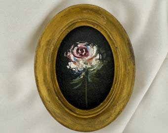 Olieverfschilderij Tiny Rose: donkere bloemenkunst uit de academische wereld in sierlijke gouden lijst