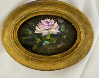 Olieverfschilderij Tiny Rose: stemmige bloemenkunst in sierlijke barokke lijst
