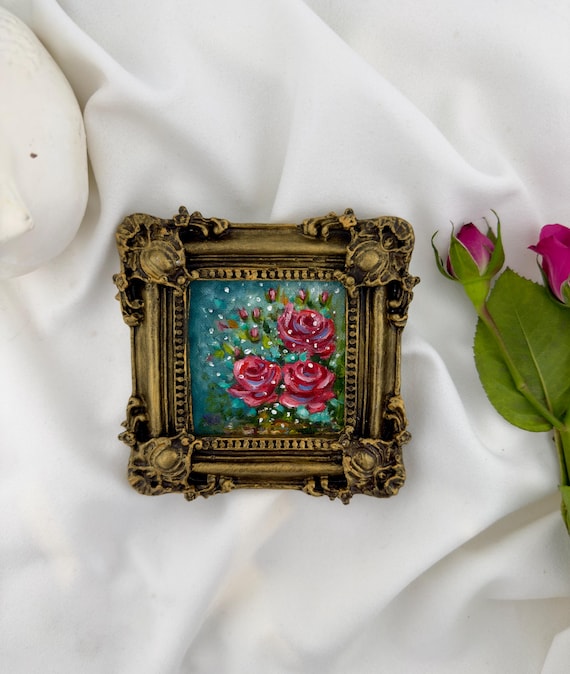 赤いバラの油絵：装飾的なバロック様式の額縁に入ったミニチュア花卉画