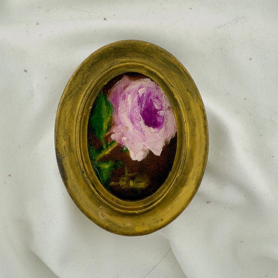 アンティークな額縁　バラの静物油絵油彩 絵画　バラ　レトロ額縁油彩画 花瓶の花 小さなバラの油絵：装飾的な額縁に入ったヴィンテージ風の静物画