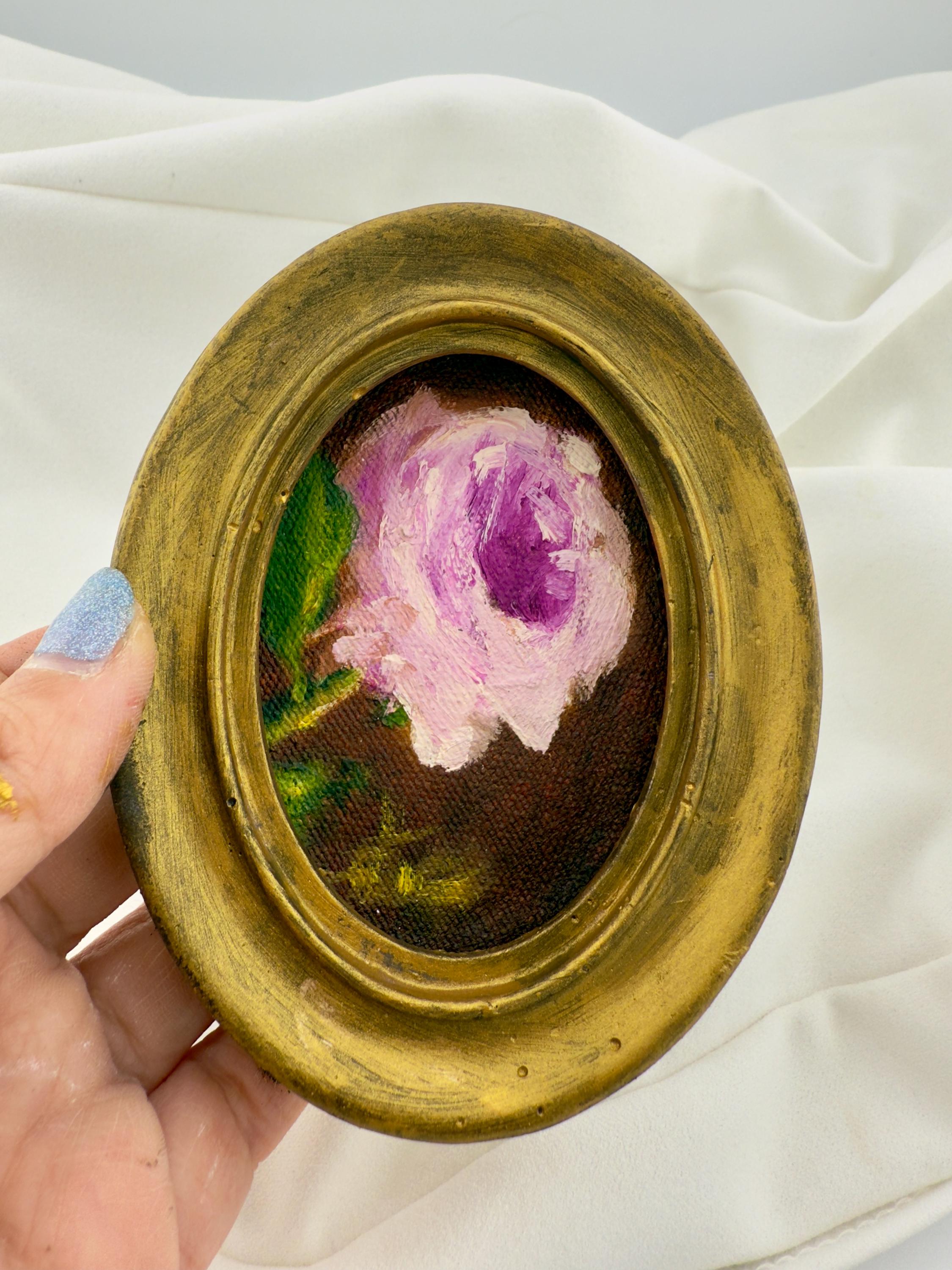 静物画 バラ 油彩画 額縁付き 小さなバラの油絵：装飾的な額縁に入ったヴィンテージ風の静物画
