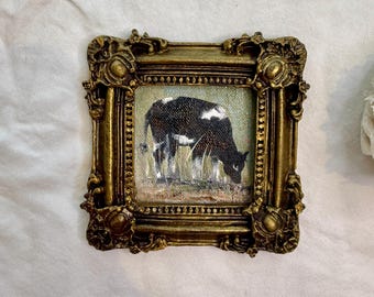 schilderij kleine koe | Miniatuur olieverfschilderij | Landelijke muurkunst | Cadeau koeienliefhebber | Sierlijke ingelijste kunstwerken | Boerderijgalerij | Koekunstwerk