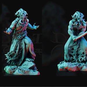 Puede incluir: Una figurita miniatura de color turquesa de una criatura con cabeza de tentáculos, vestida con una túnica desgarrada y sosteniendo un bastón. La figurita está en una postura dinámica, con una pierna levantada y la otra doblada. La cabeza de la criatura está inclinada hacia atrás y sus ojos están muy abiertos. La figurita está sobre un fondo oscuro.