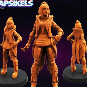 以下が含まれることがあります： オレンジ色の女性キャラクターのフィギュアで、3つのポーズで表示されています。このフィギュアは、ハイカラーと詳細な鎧を備えた未来的な衣装を着ています。ベースには「ARTIFICIAL INTELLIGENCE NETWORK NEWSREADER」と「APRIL 2025 RELEASE」と書かれています。「Papsikels」のブランド名が上部にあります。