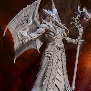 以下が含まれることがあります： 角と翼を持つ悪魔の灰色のフィギュア。ドラゴン風の頭を持つ杖を持っています。悪魔は装飾された鎧と流れるローブを着ています。フィギュアは円形の台座に立っています。