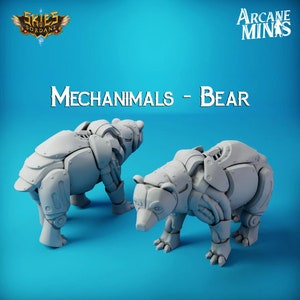 Könnte beinhalten: Zwei graue, 3D-gedruckte, roboterartige Bärenfiguren. Die Bären stehen auf einer blauen Oberfläche. Der Text "MECHANIMALS - BEAR" ist in Schwarz über den Bären gedruckt.
