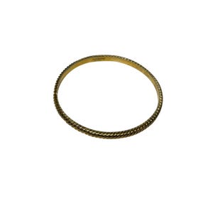Op de afbeelding: Een goudkleurige armband met een gedraaid touwpatroon. De cirkelvormige armband lijkt van metaal te zijn. De merknaam "A.Crane" is zichtbaar op de armband.