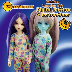 Peut inclure: Deux poupées portant des pyjamas assortis avec un imprimé animal mignon. Les pyjamas sont jaunes et bleus sur une poupée et verts et roses sur l'autre. Les poupées ont de longs cheveux violets et roses. Le texte "Minifee Cozy PJ Set Digital Pattern + Instructions" est en haut de l'image.