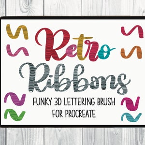 Può includere: Un'illustrazione digitale di un set di pennelli Procreate chiamato "Retro Ribbons". Il set di pennelli presenta uno stile di scrittura 3D funky con una texture a nastro. L'immagine mostra esempi dell'uso del pennello, con la parola "Retro" in rosso, giallo e blu, e la parola "Ribbons" in grigio. L'immagine mostra anche diversi esempi del pennello utilizzato per creare linee ondulate in vari colori.