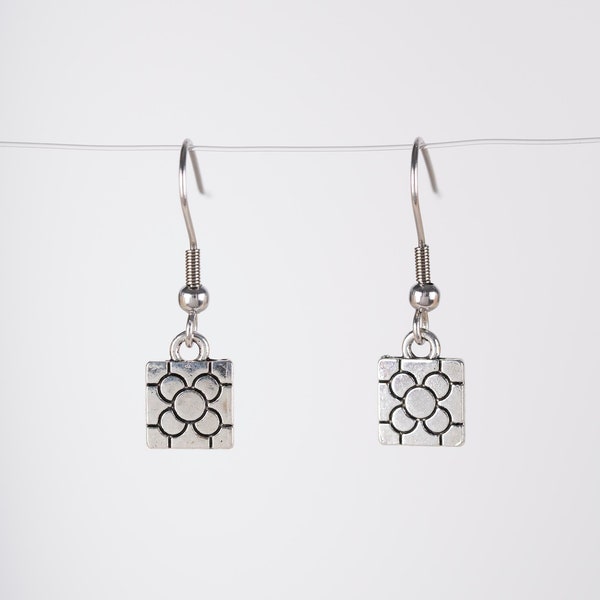 Silver panot flower earrings, barcelona symbol, Barcelona Spain souvenir earring, souvenir gifts, panot flower dangle earrings.