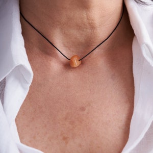 Karneol Halskette mit Fadenkette, Stein für Kreativität, Karneol Solitär Stein, Geschenk für Freundin
