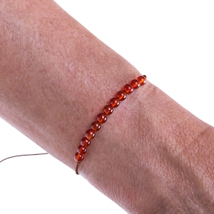 Pulsera de cornalina | Cordón de macramé ajustable | Piedra natal de julio.