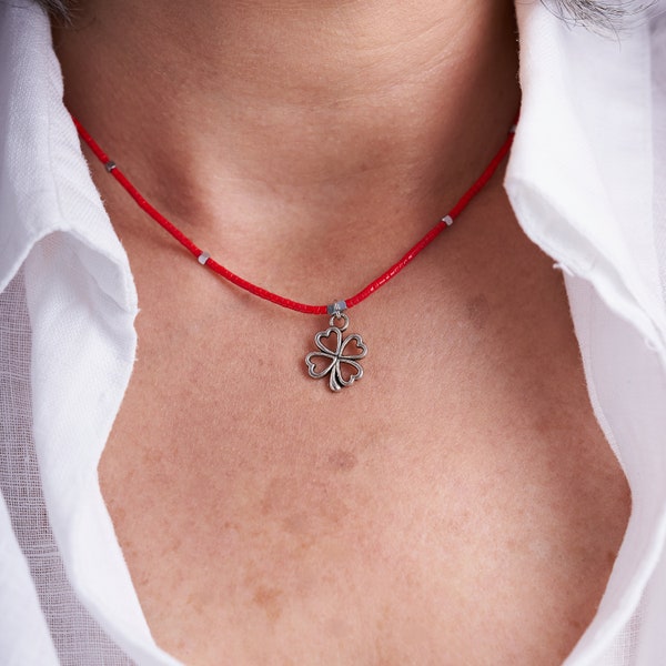 Collier de perles de rocaille rouges avec pendentif trèfle porte-bonheur, petit collier simple de perles rouges, collier pour femme, cadeau pour maman