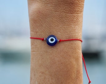 Bracelet réglable avec oeil turc et fil rouge, oeil protecteur turc, bracelet oeil de Nazar, bracelet de protection avec le mauvais oeil bleu.