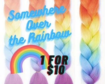 Könnte beinhalten: Ein langer, dicker Zopf aus Kunsthaar mit einem lebendigen Farbverlauf, der von Orange an der Oberseite zu Gelb, Grün, Blau und Violett an der Unterseite übergeht. Der Text "Somewhere Over the Rainbow" und "1 FOR $10" ist überlagert.