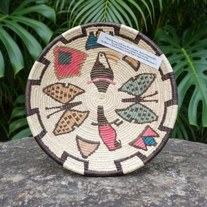 Plato/cesta tejida de la tribu Embera con loro, tucán y mariposas