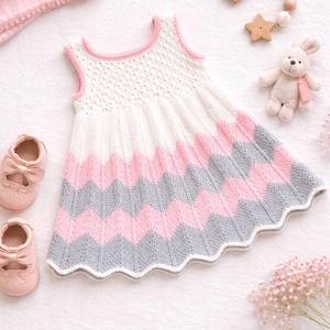 Chevron Lace Babykleid Strickmuster: Anfängerfreundlicher Sommer PDF (0-2 Jahre)